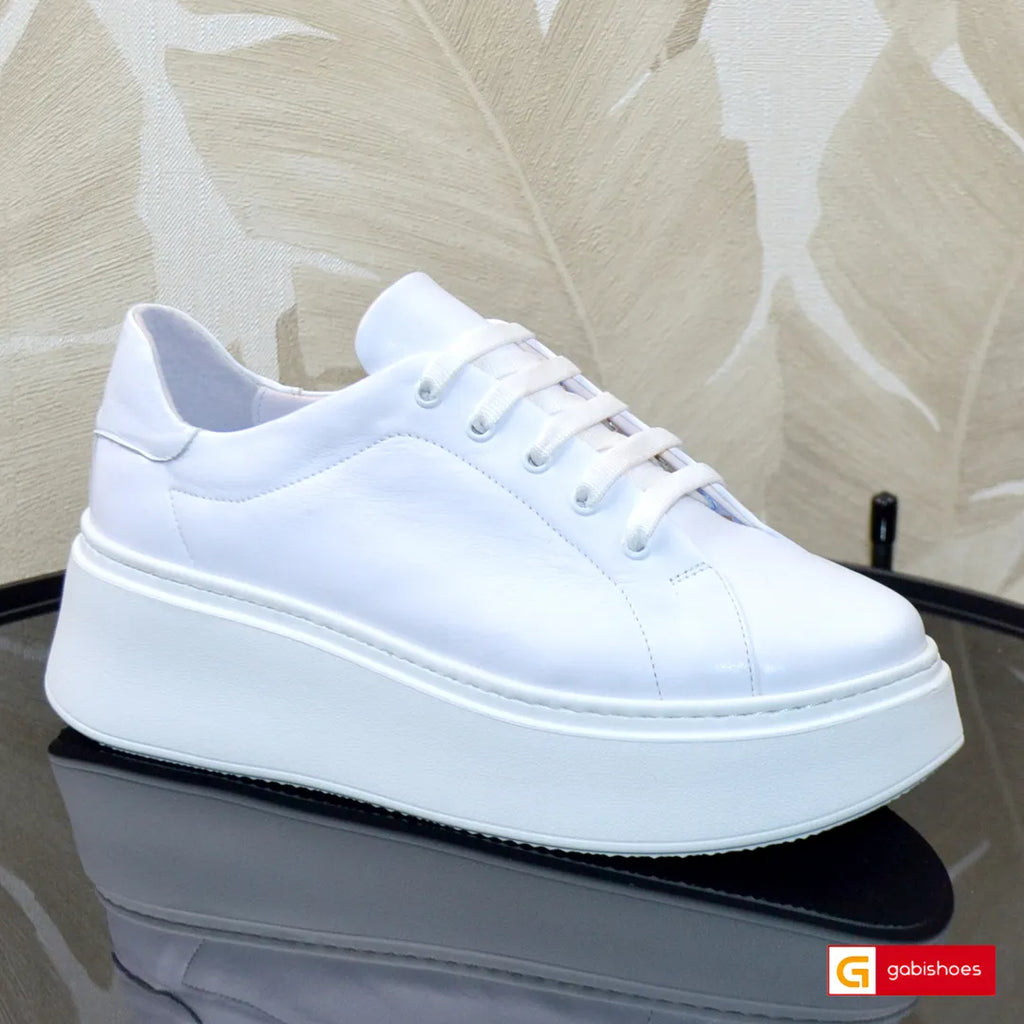 Material: Piele Naturala&nbsp;
Culoare:&nbsp;Alba
Tip: Pantofi
Stil: Casual

- Pantofi piele naturala&nbsp;alba ,pantofi cu siret
- Pantofi cu burete special extra-confort ,la cerere se poate face cu mesina naturala alba
- Talpa alba cusuta, varf rotunt, brant interior cu burete special , mesina naturala bej
- Inaltime talpa : 5,5 cm in spate si 3 cm in fata ,talpa foarte usoara ,material spuma (eva )
- Schimb gratuit
*Masuratori realizate pentru marimea 37