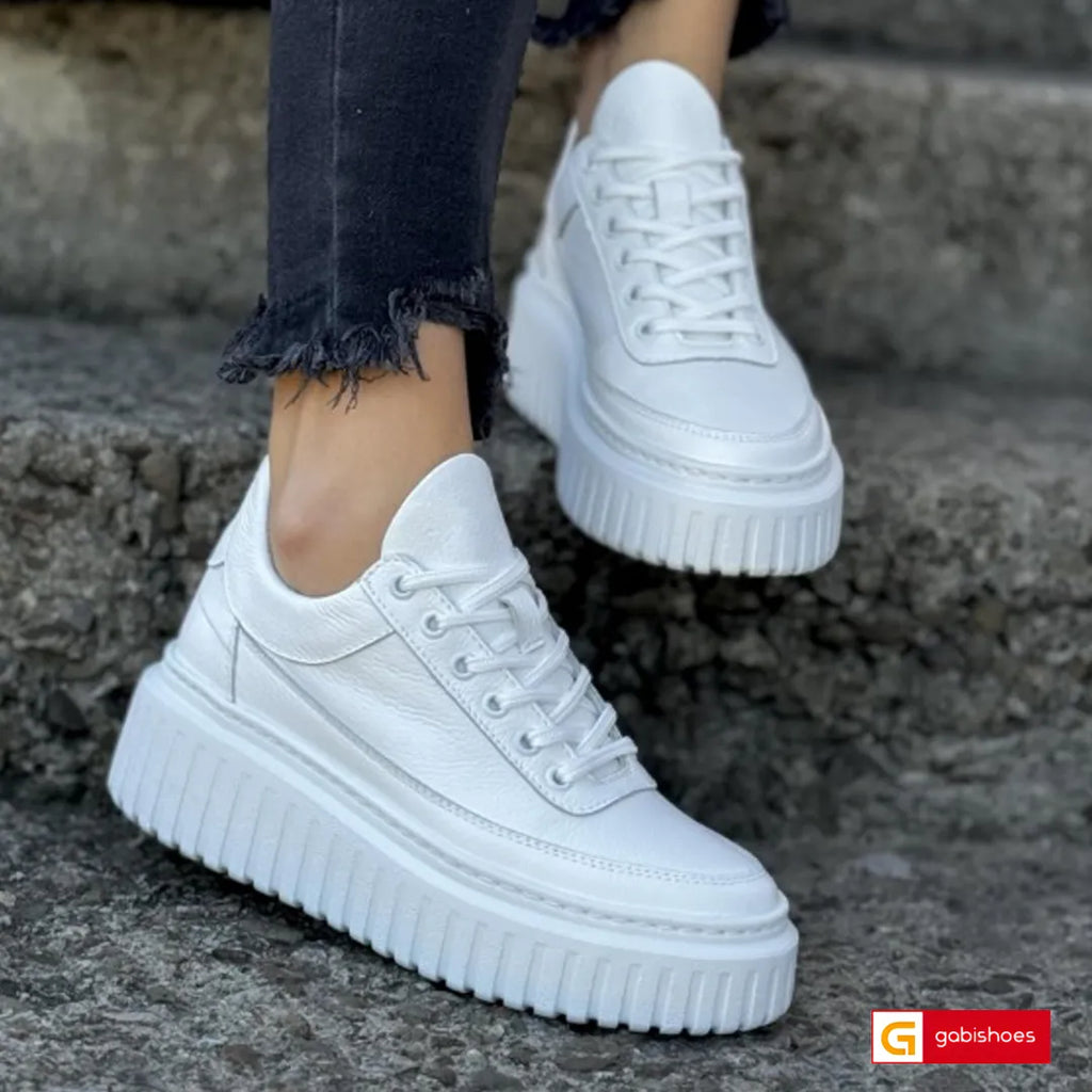 Pantofi Sport Piele Naturala Alba Gabinna 4005-2

Material: Piele Naturala&nbsp;
Culoare: Alba
Tip: Pantofi
Stil: Sport
Caracteristici Pantofi sport piele naturala alba
- Pantofi piele naturala intoarsa neagra , sistem de inchidere cu siret&nbsp;
- Pantofi sport cu burete special extra-confort
- Talpa alba cusuta , brant interior cu burete special , mesina naturala&nbsp;&nbsp;
- Inaltime talpa : 4,5 cm&nbsp;
- Schimb gratuit
*Masuratori realizate pentru marimea 37.

Pantofii sunt confectionati din piele de 