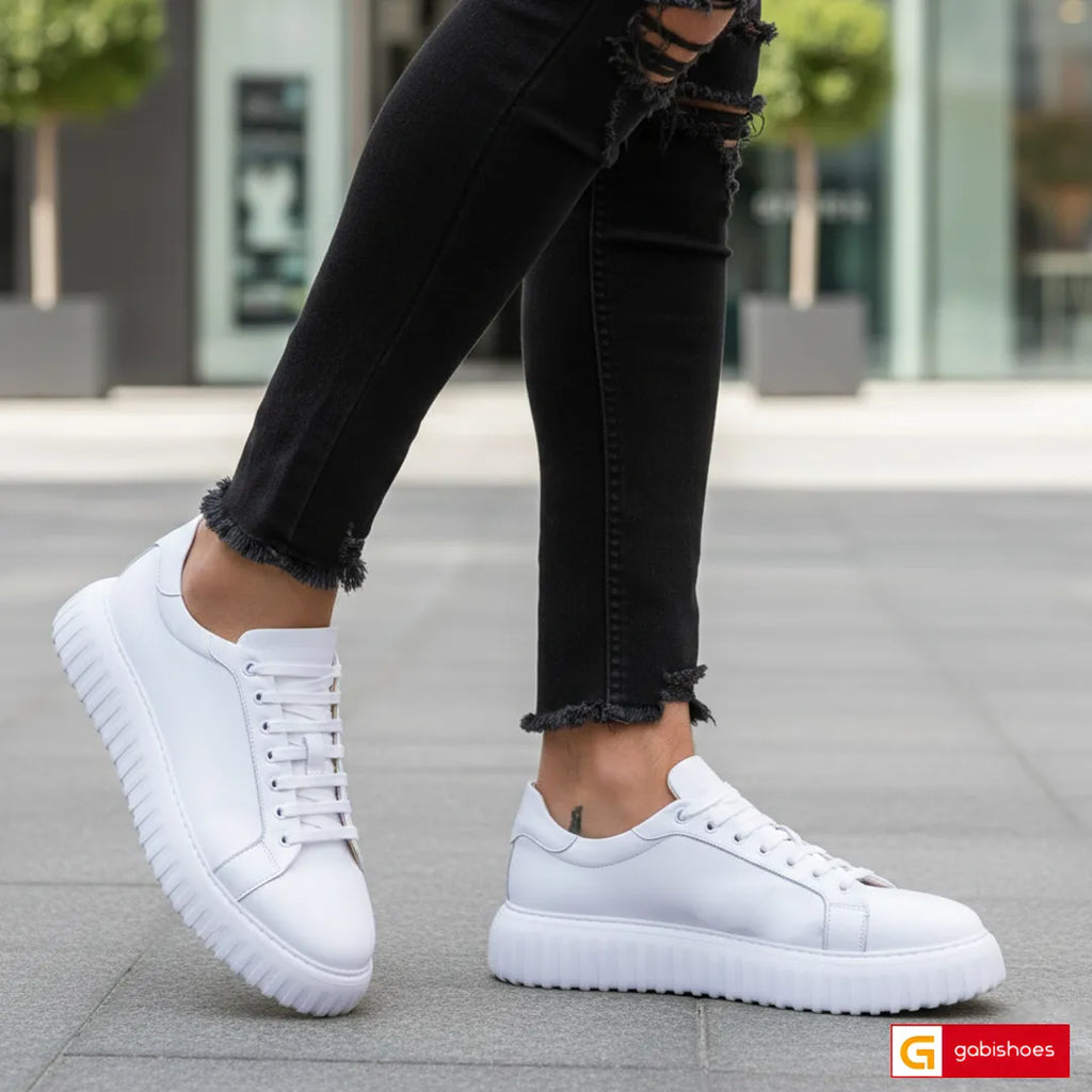 Pantofi Sport Piele Naturala Alba Gabriel 3700-1

Material: Piele Naturala
Culoare: Alba
Tip: Pantofi
Stil: Sport
Caracteristici Pantofi sport piele naturala alba
- Pantofi piele naturala sistem de inchidere cu siret&nbsp;
- Pantofi sport cu burete special extra-confort
- Talpa alba cusuta , brant interior cu burete special , mesina naturala&nbsp;&nbsp;
- Inaltime talpa : 4,5 cm&nbsp;
- Schimb gratuit
*Masuratori realizate pentru marimea 41.

Pantofii&nbsp;sunt confectionatii din piele de calitate superioar