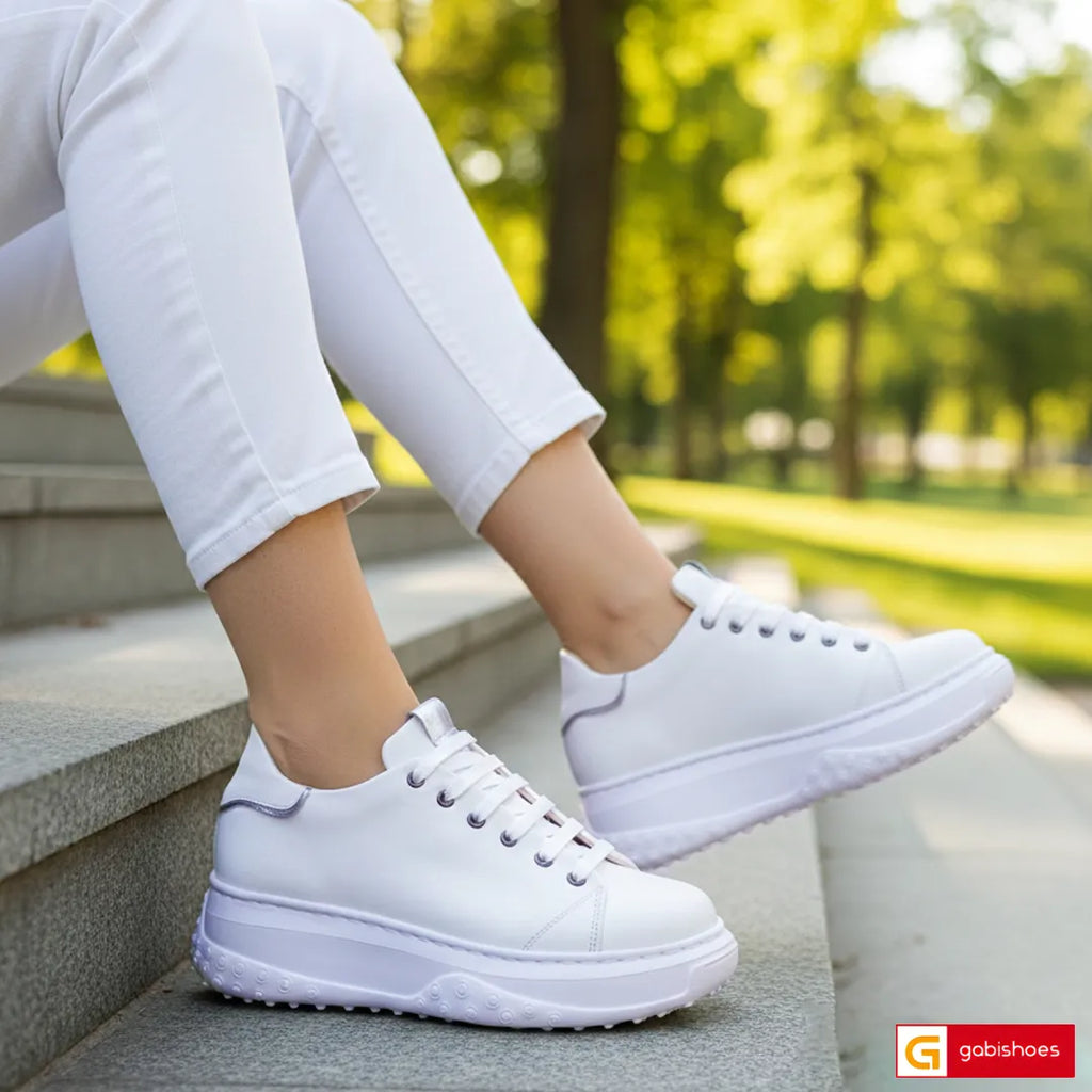 Pantofi Sport Dama Piele Alba Naturala Lorena 3196-2

Material: Piele Naturala
Culoare: Alb cu argintiu
Tip: Pantofi
Stil: Sport
Caracteristici Pantofi sport piele naturala alba cu argintiu
- Pantofi piele naturala alb cu argintiu sistem de inchidere cu siret&nbsp;
- Pantofi sport cu burete special extra-confort
- Talpa alba cusuta , brant interior cu burete special , mesina naturala&nbsp;&nbsp;
- Inaltime talpa : 5 cm&nbsp;
- Schimb gratuit
*Masuratori realizate pentru marimea 37.

Pantofii sunt confection