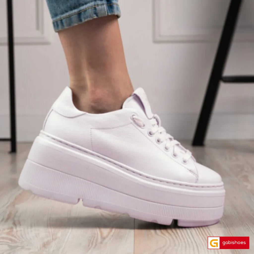 Pantofi Sport Piele Naturala Alba Lorena 3867-3

Material: Piele Naturala
Culoare: Alba
Tip: Pantofi
Stil: Sport
Caracteristici Pantofi sport piele naturala alba
- Pantofi piele naturala alba ,&nbsp; sistem de inchidere cu siret&nbsp;
- Pantofi sport cu burete special extra-confort
- Talpa alba cusuta , brant interior cu burete special , mesina naturala&nbsp;&nbsp;
- Inaltime talpa : 7,5 cm&nbsp;
- Schimb gratuit
*Masuratori realizate pentru marimea 37.

Pantofii&nbsp;sunt confectionatii din piele de calita