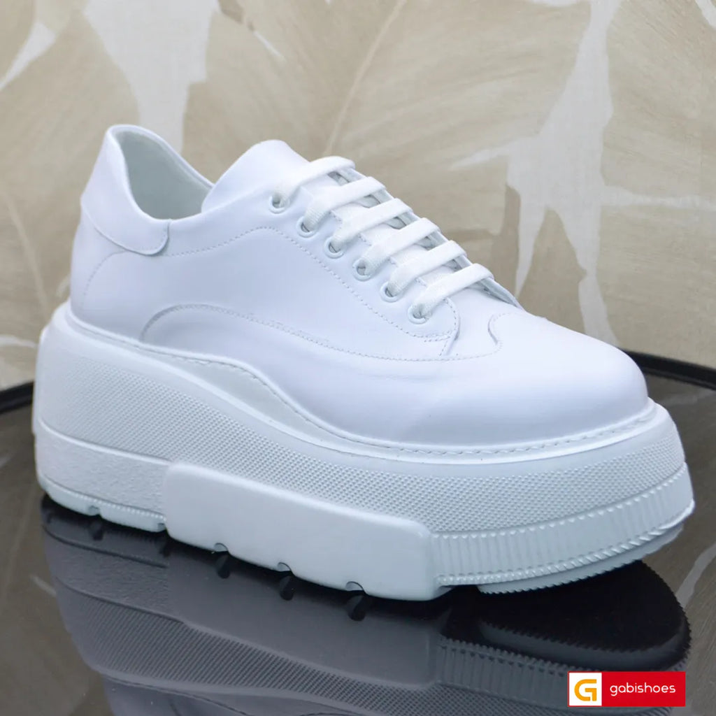 Pantofi Sport Dama Piele Naturala Alba Lorena 3985-2

Material: Piele Naturala
Culoare: Alba
Tip: Pantofi
Stil: Sport
Caracteristici Pantofi sport piele naturala alba
- Pantofi piele naturala alba , sistem de inchidere cu siret&nbsp;
- Pantofi sport cu burete special extra-confort
- Talpa alba cusuta , brant interior cu burete special , mesina naturala&nbsp;&nbsp;
- Inaltime talpa : 8 cm&nbsp;
- Schimb gratuit
*Masuratori realizate pentru marimea 37.

Pantofii sunt confectionati din piele de calitate superi