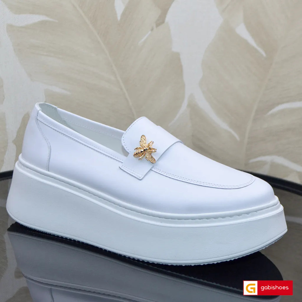 Pantofi Sport Dama Piele Naturala Alba Lorena 4006-1

Material: Piele Naturala
Culoare: Alba
Tip: Pantofi
Stil: Sport
Caracteristici: Pantofi sport piele naturala alba
- Pantofi piele naturala alba
- Pantofi sport cu burete special extra-confort
- Talpa alba cusuta , brant interior cu burete special , mesina naturala&nbsp;&nbsp;
- Inaltime talpa : 6 cm&nbsp;
- Schimb gratuit
*Masuratori realizate pentru marimea 37.

Pantofii sunt confectionati din piele de calitate superioara.

Talpa pantofilor sport din pi