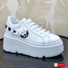 Pantofi Sport Dama Piele Naturala Alba Lorena 4019-1 NEW

Material: Piele Naturala
Culoare: Alba
Tip: Pantofi
Stil: Sport
Caracteristici Pantofi sport piele naturala alba&nbsp;
- Pantofi piele naturala alb , sistem de inchidere cu siret , cu ornament argintiu
- Pantofi sport cu burete special extra-confort
- Talpa&nbsp;alba cusuta , brant interior cu burete special , mesina naturala&nbsp;&nbsp;
- Inaltime talpa : 7 cm&nbsp;
- Schimb gratuit
*Masuratori realizate pentru marimea 37.

Pantofii sunt confectiona