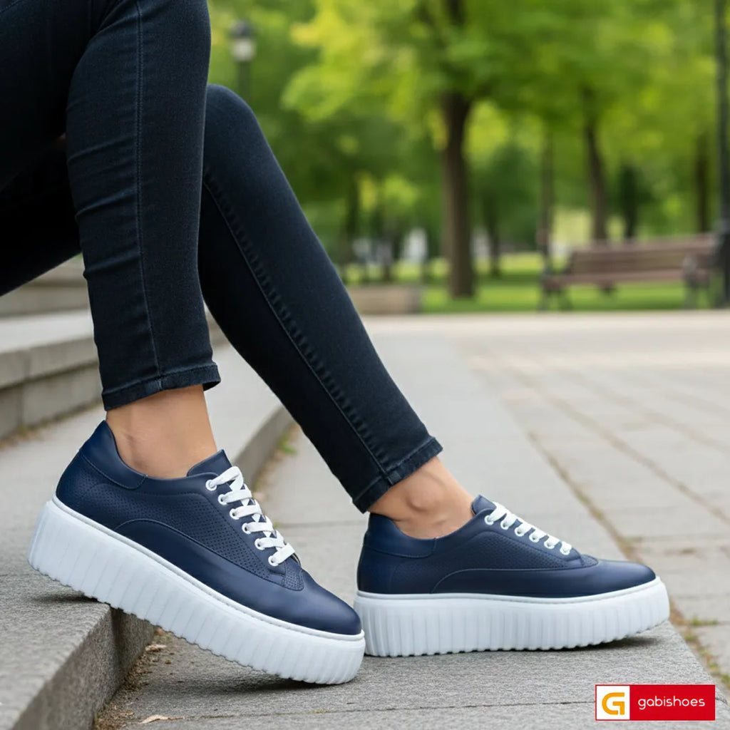 Material: Piele Naturala
Culoare: Bleumarin
Tip: Pantofi
Stil: Casual

- Pantofi piele naturala bleumarin , pantofi cu siret&nbsp;
- Pantofi cu burete special extra-confort
- Talpa alba&nbsp; , varf rotunt, brant interior cu burete special , mesina naturala
- Inaltime talpa : 5.5 cm in spate si 5 cm in fata, talpa usoara , Spuma ,talpa usoara 35=22,9cm:36=23,6cm:37=24,3cm:38=25,2cm:39=25,7:40=26,4cm
*Masuratori realizate pentru marimea 37