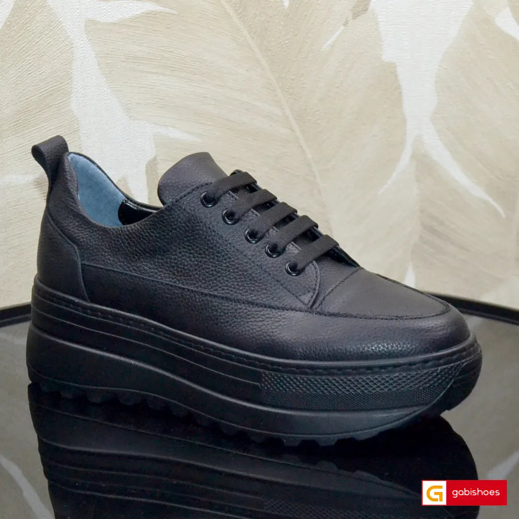 Material: Piele Naturala
Culoare: Negru
Tip: Pantofi
Stil: Casual

- Pantofi piele naturala neagra ,pantofi cu siret
- Pantofi cu burete special extra-confort
- Talpa neagra , varf rotunt, brant interior cu burete special , mesina naturala bej
- Inaltime talpa : 5.4 cm in spate si 3 cm in fata
- Schimb gratuit
*Masuratori realizate pentru marimea 37