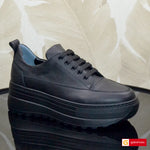 Material: Piele Naturala
Culoare: Negru
Tip: Pantofi
Stil: Casual

- Pantofi piele naturala neagra ,pantofi cu siret
- Pantofi cu burete special extra-confort
- Talpa neagra , varf rotunt, brant interior cu burete special , mesina naturala bej
- Inaltime talpa : 5.4 cm in spate si 3 cm in fata
- Schimb gratuit
*Masuratori realizate pentru marimea 37
