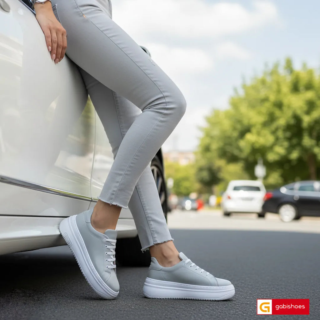 Pantofi Sport Dama Piele Naturala Gri Lorena 3109-6

Material: Piele Naturala
Culoare: Gri
Tip: Pantofi
Stil: Sport
Caracteristici Pantofi sport piele naturala gri
- Pantofi piele naturala alba sistem de inchidere cu siret&nbsp;
- Pantofi sport cu burete special extra-confort
- Talpa alba cusuta , brant interior cu burete special , mesina naturala&nbsp;&nbsp;
- Inaltime talpa : 5 cm&nbsp;
- Schimb gratuit
*Masuratori realizate pentru marimea 37.

Pantofii sunt confectionatii din piele de calitate superioara