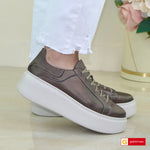 Pantofi Sport Piele Naturala Maro Lorena 3996-1

Material: Piele Naturala
Culoare: Maro
Tip: Pantofi
Stil: Sport
Caracteristici Pantofi sport piele naturala maro
- Pantofi piele naturala maro , sistem de inchidere cu siret&nbsp;
- Pantofi sport cu burete special extra-confort
- Talpa bej cusuta , brant interior cu burete special , mesina naturala&nbsp;&nbsp;
- Inaltime talpa : 6 cm&nbsp;
- Schimb gratuit
*Masuratori realizate pentru marimea 37.

Pantofii sunt confectionati din piele de calitate superioara.
