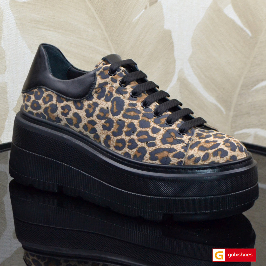 Material: Piele Naturala&nbsp;
Culoare: Negru cu print multicolor
Tip: Pantofi
Stil: Sport
Caracteristici Pantofi sport piele naturala&nbsp;
- Pantofi piele naturala cu print multicolor ,sistem de inchidere cu siret&nbsp;
- Pantofi sport cu burete special extra-confort
- Talpa neagra cusuta, brant interior cu burete special , mesina naturala&nbsp;
- Inaltime talpa : 7.5 cm , calapod comod
- Schimb gratuit
*Masuratori realizate pentru marimea 37.

Pantofii&nbsp;sunt confectionatii din piele de calitate super