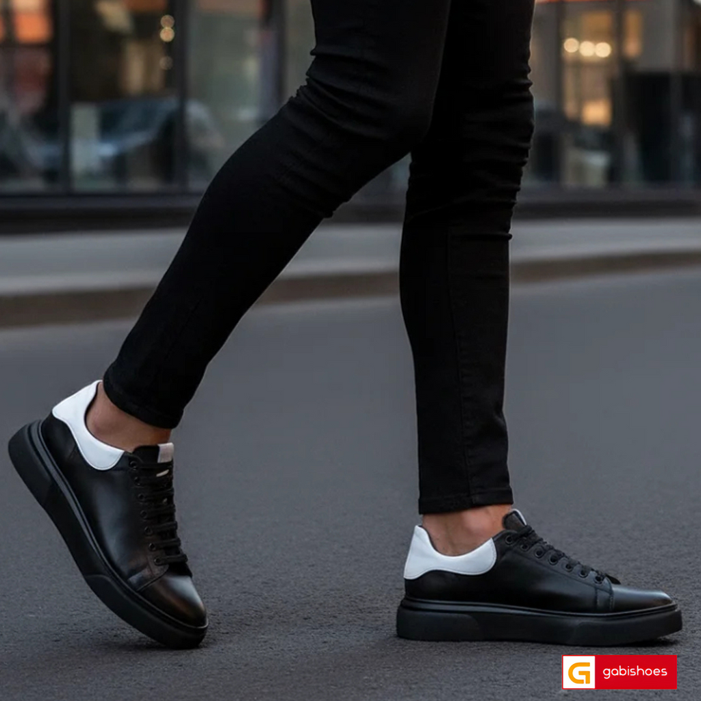 Material: Piele Naturala
Culoare: Neagra
Tip: Pantofi
Stil: Casual

- Pantofi piele naturala neagra
- Pantofi cu burete special extra-confort
- Talpa neagra cusuta , varf rotunt, brant interior cu burete special , mesina naturala
- Inaltime talpa : 4 cm&nbsp;
*Masuratori realizate pentru marimea 41