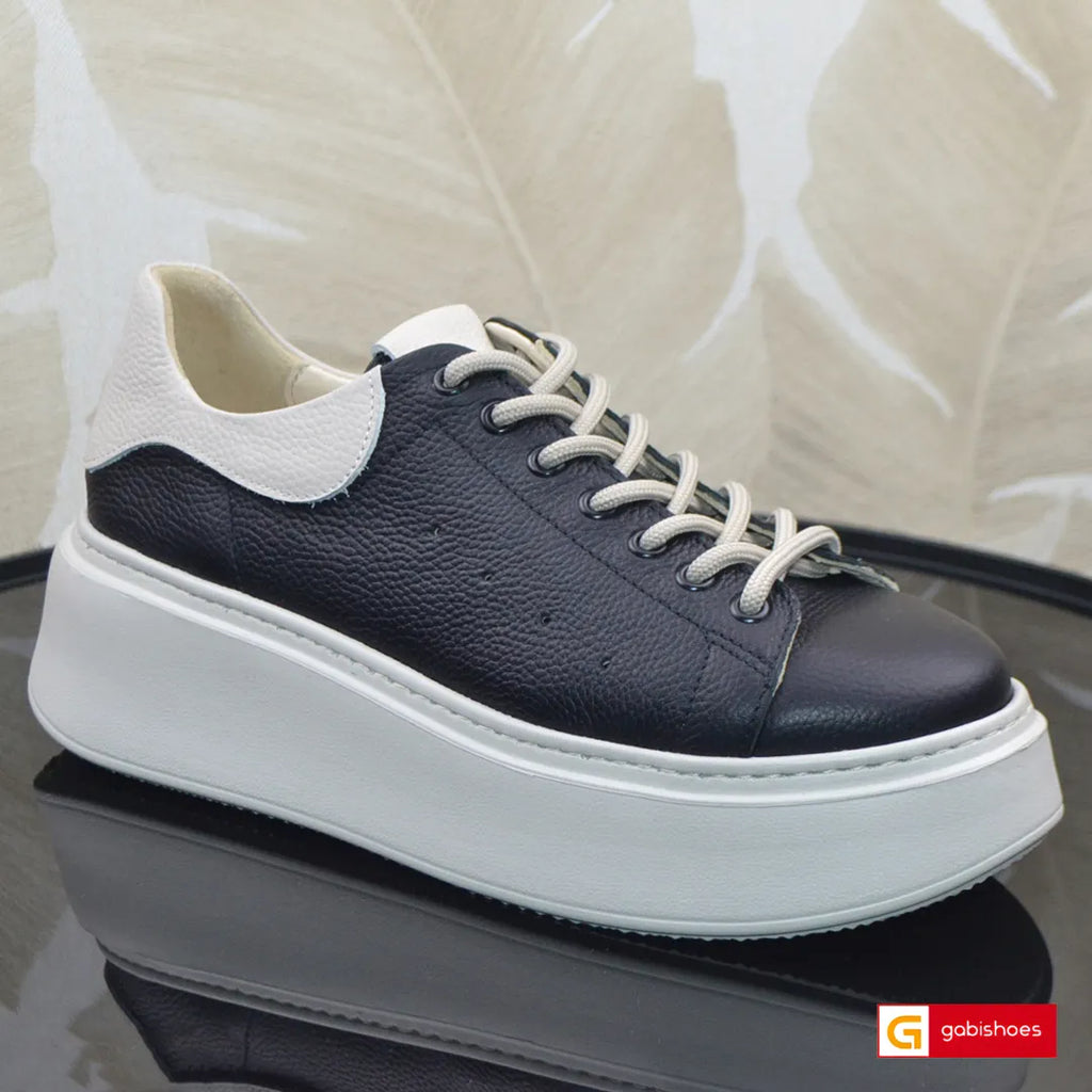 Pantofi Sport Dama Piele Naturala Neagra Lorena 3182-22

Material: Piele Naturala
Culoare: Negru cu Bej
Tip: Pantofi
Stil: Sport
Caracteristici Pantofi sport piele naturala neagra si piele naturala bej
- Pantofi piele naturala neagra sistem de inchidere cu siret&nbsp;
- Pantofi sport cu burete special extra-confort
- Talpa bej cusuta , brant interior cu burete special , mesina naturala&nbsp;&nbsp;
- Inaltime talpa : 6 cm&nbsp;
- Schimb gratuit
*Masuratori realizate pentru marimea 37.

Pantofii&nbsp;sunt con