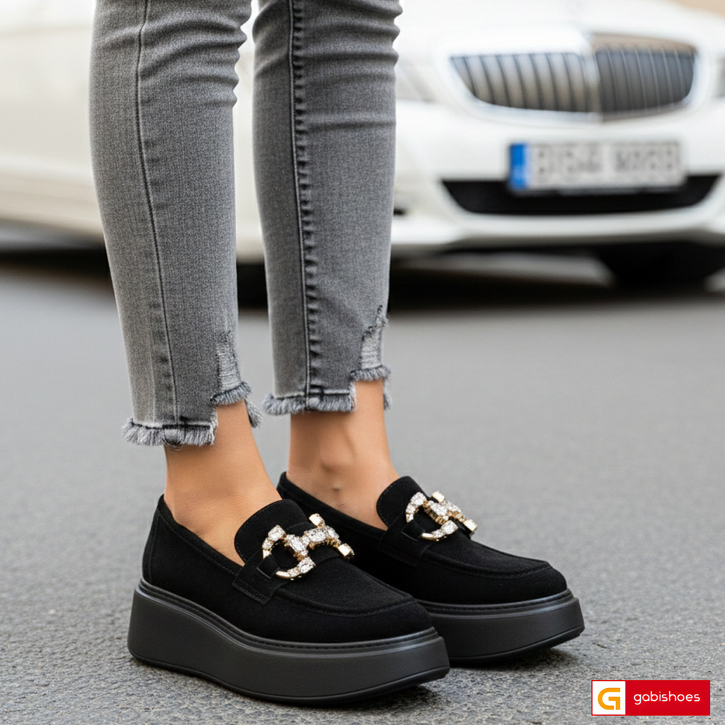 Pantofi Sport Piele Naturala Neagra Lorena 3264-3

Material: Piele Naturala Intoarsa
Culoare: Neagra
Tip: Pantofi
Stil: Sport
Caracteristici: Pantofi sport piele naturala intoarsa neagra ,ornament auriu cu pietre stralucitoare
- Pantofi piele naturala neagra ,&nbsp; sistem de inchidere fara siret&nbsp;
- Pantofi sport cu burete special extra-confort
- Talpa neagra cusuta , brant interior cu burete special , mesina naturala&nbsp;&nbsp;
- Inaltime talpa : 5.5 cm&nbsp;
- Schimb gratuit
*Masuratori realizate pe