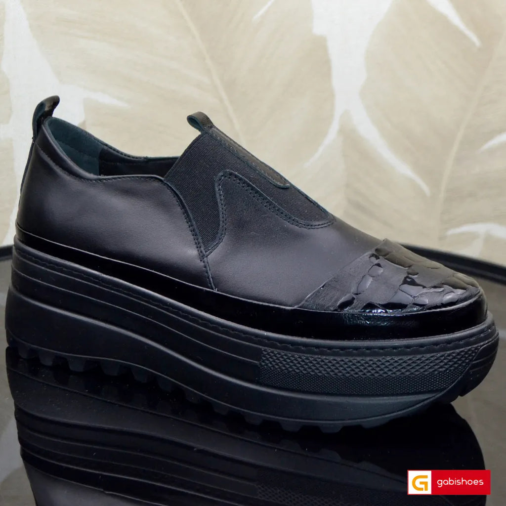Material: Piele Naturala
Culoare: Neagra
Tip: Pantofi
Stil: Sport
Caracteristici Pantofi sport piele naturala neagra
- Pantofi piele naturala neagra , sistem de inchidere cu elastic&nbsp;
- Pantofi sport cu burete special extra-confort
- Talpa neagra cusuta , brant interior cu burete special , mesina naturala&nbsp;&nbsp;
- Inaltime talpa : 6 cm&nbsp;
- Schimb gratuit
*Masuratori realizate pentru marimea 37.

Pantofii sunt confectionati din piele de calitate superioara.

Talpa pantofilor sport din piele neag