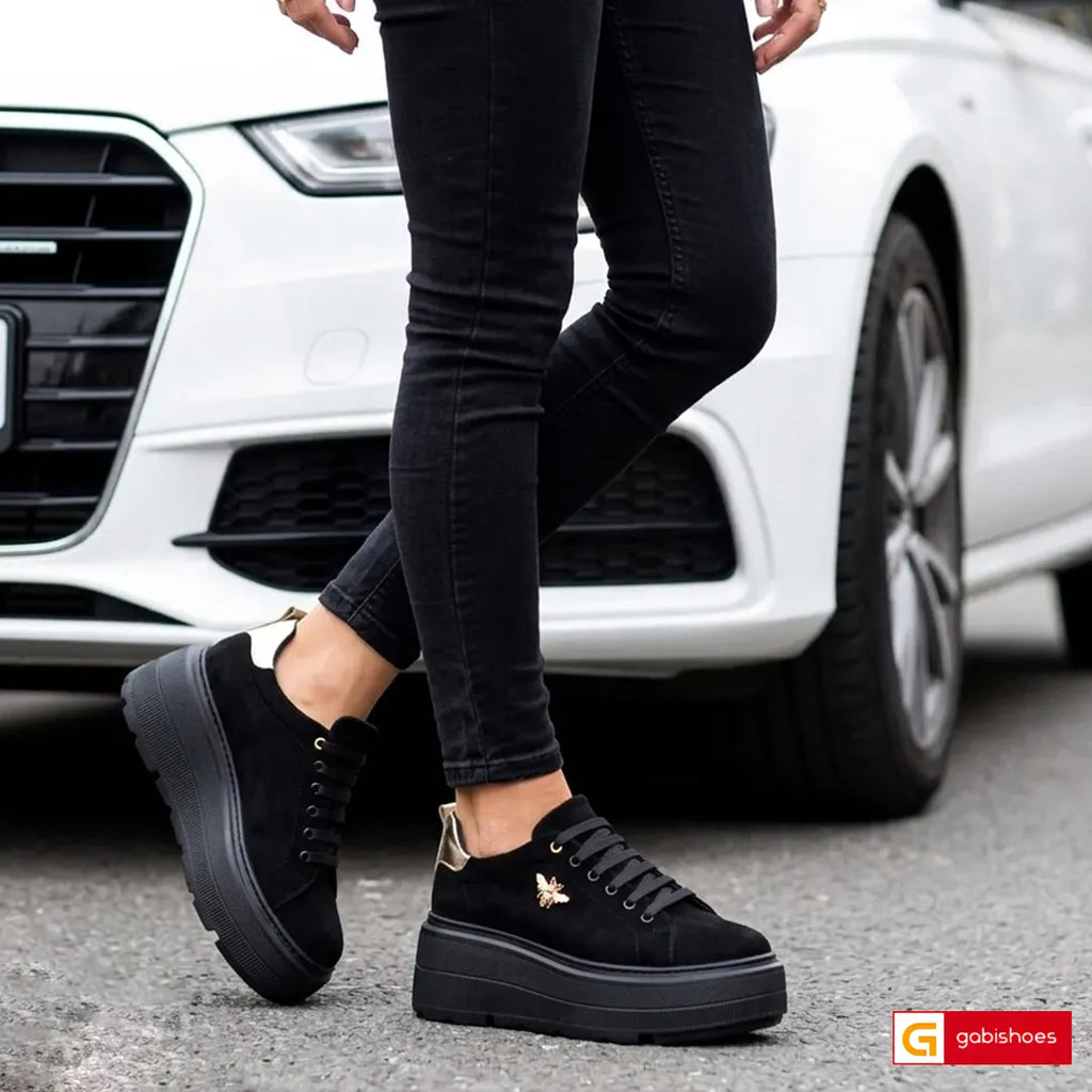 Pantofi Sport Dama Piele Naturala Intoarsa Neagra Lorena 3503-27

Material: Piele Naturala Intoarsa
Culoare: Neagra
Tip: Pantofi
Stil: Sport
Caracteristici Pantofi sport piele naturala intoarsa neagra cu piele naturala aurie
- Pantofi piele naturala intoarsa neagra , sistem de inchidere cu siret&nbsp;
- Pantofi sport cu burete special extra-confort
- Talpa neagra cusuta , brant interior cu burete special , mesina naturala&nbsp;&nbsp;
- Inaltime talpa : 7 cm&nbsp;
- Schimb gratuit
*Masuratori realizate pentr
