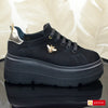 Pantofi Sport Dama Piele Naturala Intoarsa Neagra Lorena 3503-27

Material: Piele Naturala Intoarsa
Culoare: Neagra
Tip: Pantofi
Stil: Sport
Caracteristici Pantofi sport piele naturala intoarsa neagra cu piele naturala aurie
- Pantofi piele naturala intoarsa neagra , sistem de inchidere cu siret&nbsp;
- Pantofi sport cu burete special extra-confort
- Talpa neagra cusuta , brant interior cu burete special , mesina naturala&nbsp;&nbsp;
- Inaltime talpa : 7 cm&nbsp;
- Schimb gratuit
*Masuratori realizate pentr