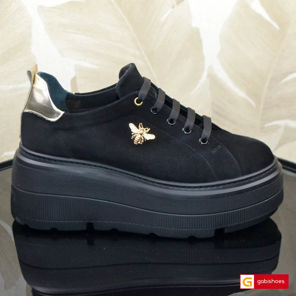 Pantofi Sport Dama Piele Naturala Intoarsa Neagra Lorena 3503-27

Material: Piele Naturala Intoarsa
Culoare: Neagra
Tip: Pantofi
Stil: Sport
Caracteristici Pantofi sport piele naturala intoarsa neagra cu piele naturala aurie
- Pantofi piele naturala intoarsa neagra , sistem de inchidere cu siret&nbsp;
- Pantofi sport cu burete special extra-confort
- Talpa neagra cusuta , brant interior cu burete special , mesina naturala&nbsp;&nbsp;
- Inaltime talpa : 7 cm&nbsp;
- Schimb gratuit
*Masuratori realizate pentr