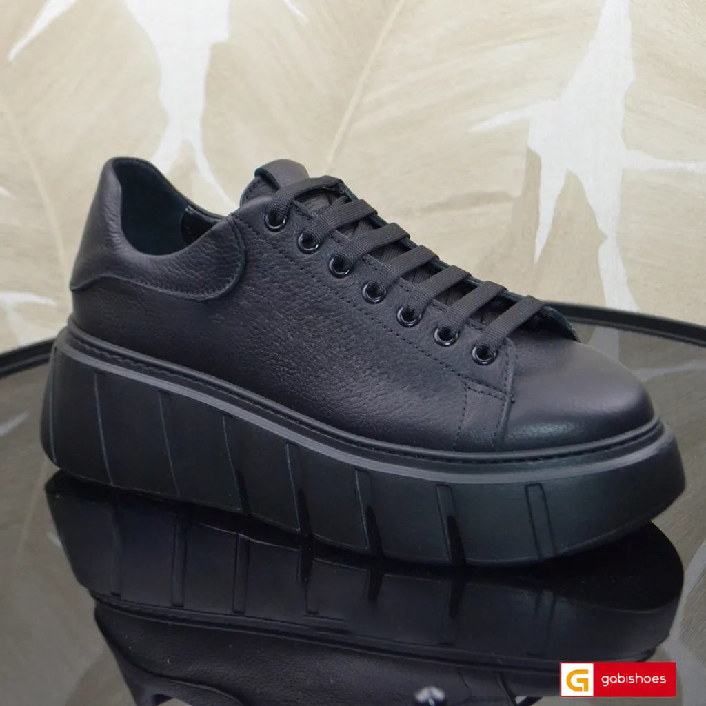 Pantofi Sport Dama Piele Naturala Neagra Lorena 3629-2

Material: Piele Naturala
Culoare: Neagra
Tip: Pantofi
Stil: Sport
Caracteristici Pantofi sport piele naturala neagra
- Pantofi piele naturala lacuita neagra ,&nbsp; sistem de inchidere cu siret&nbsp;
- Pantofi sport cu burete special extra-confort
- Talpa neagra cusuta , brant interior cu burete special , mesina naturala&nbsp;&nbsp;
- Inaltime talpa : 6 cm&nbsp;
- Schimb gratuit
*Masuratori realizate pentru marimea 37.

Pantofii&nbsp;sunt confectionati