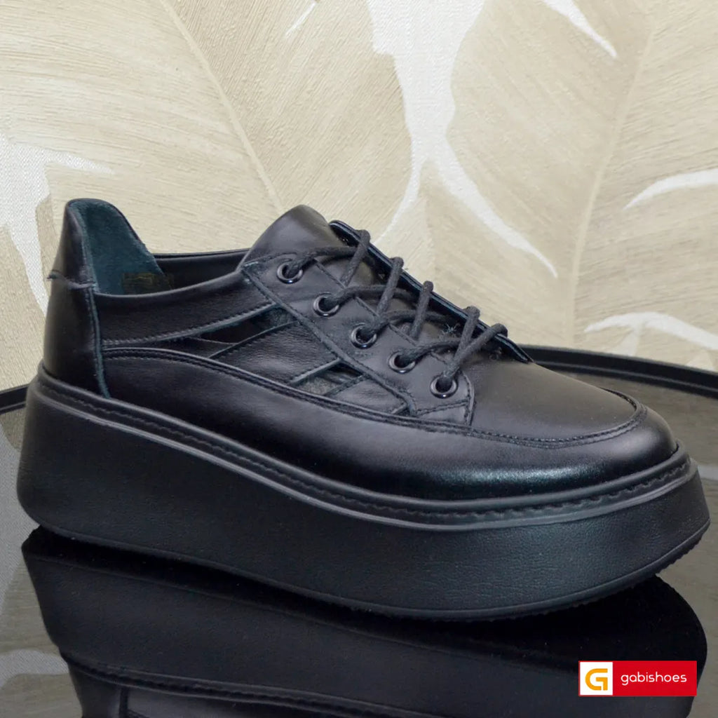 Pantofi Sport Dama Piele Naturala Neagra Lorena 3742-21

Material: Piele Naturala
Culoare: Neagra
Tip: Pantofi
Stil: Sport
Caracteristici Pantofi sport piele naturala neagra
- Pantofi piele naturala lacuita neagra ,&nbsp; sistem de inchidere cu siret&nbsp;
- Pantofi sport cu burete special extra-confort
- Talpa neagra cusuta , brant interior cu burete special , mesina naturala&nbsp;&nbsp;
- Inaltime talpa : 5,5 cm&nbsp;
- Schimb gratuit
*Masuratori realizate pentru marimea 37.

Pantofii&nbsp;sunt confection