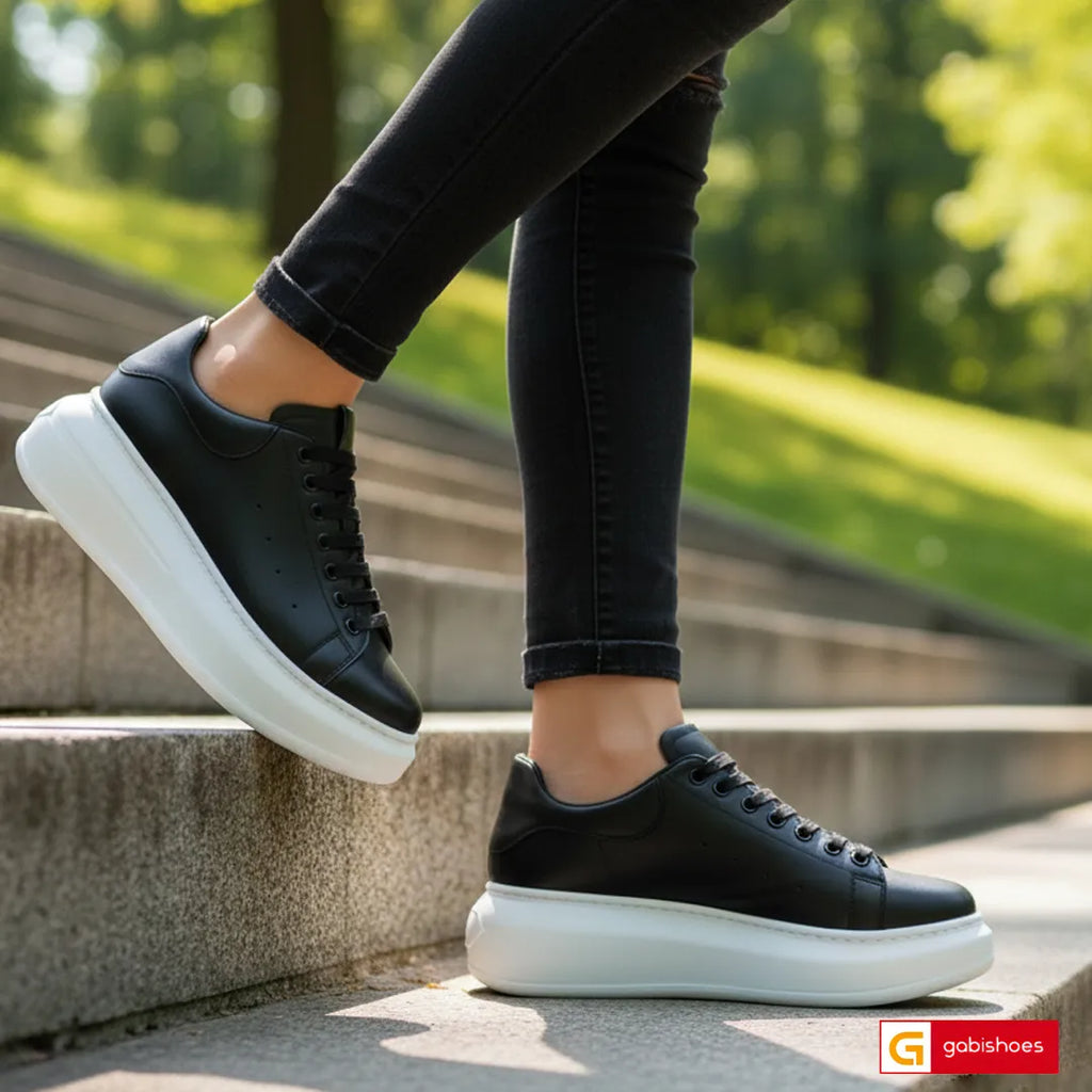 Material: Piele Naturala
Culoare: Neagra
Tip: Pantofi
Stil: Casual

- Pantofi piele naturala neagra , pantofi cu siret
- Pantofi cu burete special extra-confort
- Talpa alba , material foarte usor, (spuma) se poate intretine foarte usor ,varf rotunt, brant interior cu burete special, mesina naturala&nbsp;
- Inaltime talpa : 5 cm spate si in fata 3 cm
- Schimb gratuit
*Masuratori realizate pentru marimea 37

Acesta este un tabel propriu de mărimi.

Marime	35	36	37	38	39	40	41
Lungime Picior(CM)	22,5	23	23,5	