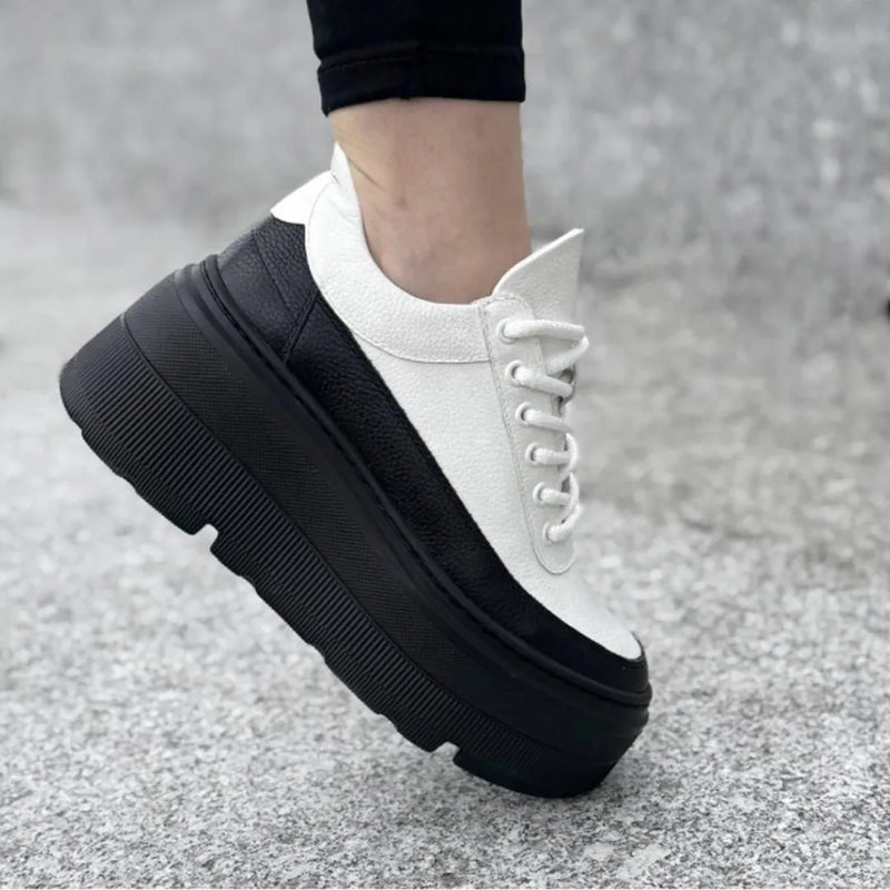 Pantofi Sport Piele Naturala Negra Gabriela 3983-1

Material: Piele Naturala
Culoare: Negru cu alb
Tip: Pantofi
Stil: Sport
Caracteristici Pantofi sport piele naturala neagra si piele naturala alba
- Pantofi piele naturala sistem de inchidere cu siret&nbsp;
- Pantofi sport cu burete special extra-confort
- Talpa neagra cusuta , brant interior cu burete special , mesina naturala&nbsp;&nbsp;
- Inaltime talpa : 7 cm&nbsp;
- Schimb gratuit
*Masuratori realizate pentru marimea 37.

Pantofii&nbsp;sunt confectiona