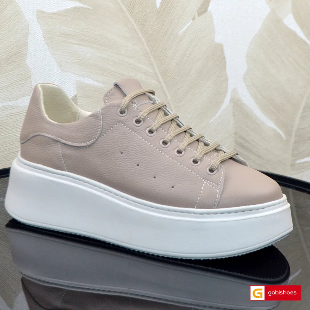 Pantofi Sport Dama Piele Naturala Taupe Lorena 3182-11

Material: Piele Naturala
Culoare: Taupe
Tip: Pantofi
Stil: Sport
Caracteristici: Pantofi sport piele naturala taupe
- Pantofi piele naturala taupe , sistem de inchidere cu siret&nbsp;
- Pantofi sport cu burete special extra-confort
- Talpa bej cusuta , brant interior cu burete special , mesina naturala&nbsp;&nbsp;
- Inaltime talpa : 5,5 cm&nbsp;
- Schimb gratuit
*Masuratori realizate pentru marimea 37.

Pantofii sunt confectionati din piele de calitate