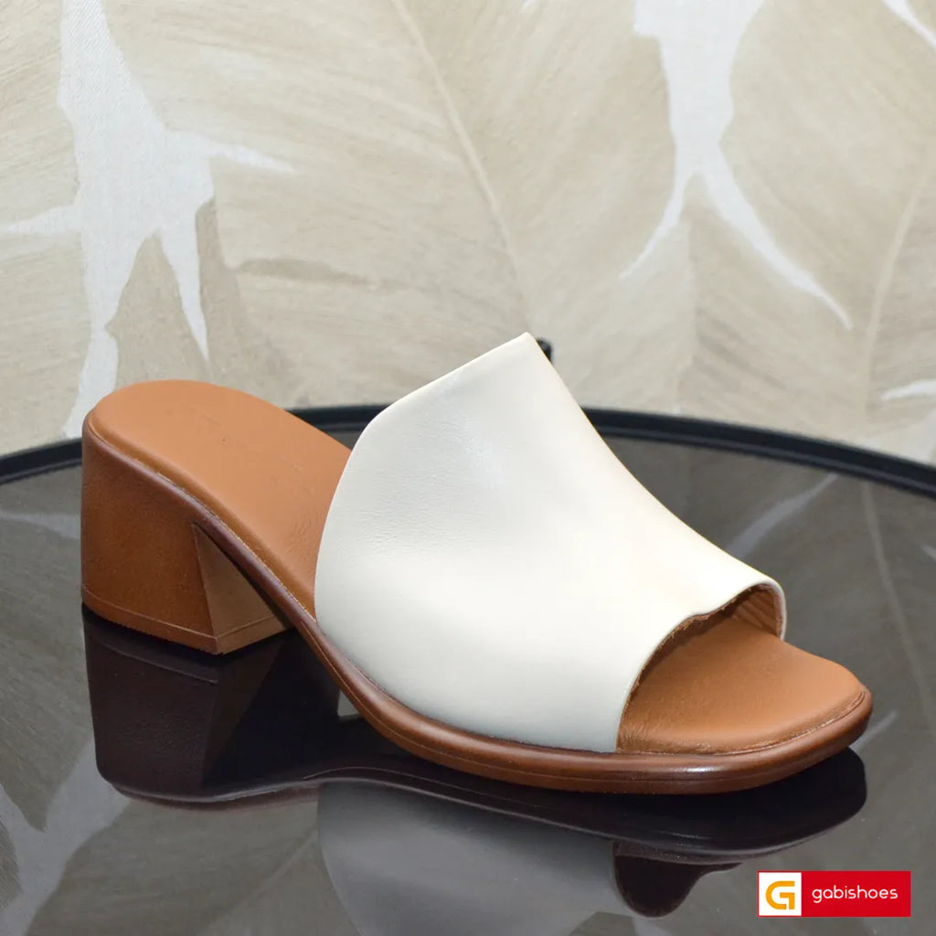 Sandale Dama Piele Naturala Bej Gabinna 3739-3&nbsp; &nbsp; &nbsp; &nbsp; &nbsp; &nbsp; &nbsp; &nbsp; &nbsp; &nbsp; &nbsp; &nbsp; &nbsp; &nbsp; &nbsp; &nbsp; &nbsp; &nbsp; &nbsp; &nbsp; &nbsp; &nbsp; &nbsp; &nbsp; &nbsp; &nbsp; &nbsp; &nbsp; &nbsp; &nbsp; &nbsp;-Material: Piele Naturala
-Culoare: Bej
-Tip: Papuci
-Stil: Confort

- Papuci piele naturala bej
- Papuci cu burete special extra-confort
- Talpa&nbsp; maro , brant interior cu burete special mesina naturala
- Inaltime toc: 5 cm
- Schimb gratuit&nbsp