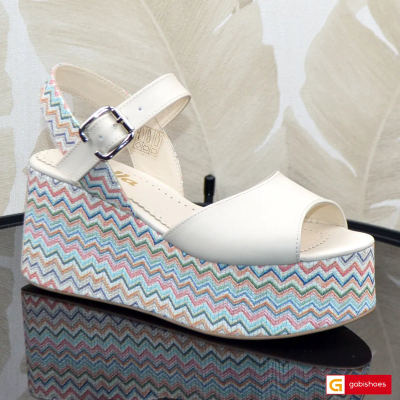-Material: Piele Naturala
-Culoare: Bej cu multicolor
-Tip: Sanda
-Stil: Confort

- Sanda piele naturala bej si piele naturala multicolora ,sistem de inchidere cu bareta
- Sanda cu burete special extra-confort&nbsp;
- Talpa bej , varf rotund, brant interior cu burete special mesina naturala alba
- Inaltime talpa : 8 cm ,platou imbracat in piele naturala multicolora&nbsp;
*Masuratori realizate pentru marimea 37
