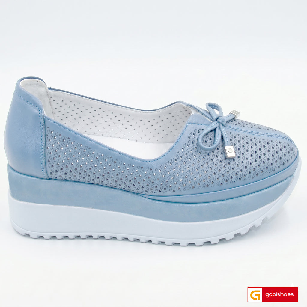 Pantofi Sport Dama Piele Naturala Blue Lorena 4378-4

Material: Piele Naturala cu model
Culoare: Blue
Tip: Pantofi
Stil: Sport
Caracteristici Pantofi sport piele naturala blue cu model
- Pantofi piele naturala blue cu gaurele,&nbsp; sistem de inchidere cu elaastic
- Pantofi sport cu burete special extra-confort
- Talpa alba&nbsp; , brant interior cu burete special , mesina naturala alba&nbsp;
- Inaltime talpa : 6 cm&nbsp;
- Schimb gratuit
*Masuratori realizate pentru marimea 37.

Pantofii&nbsp;sunt confecti