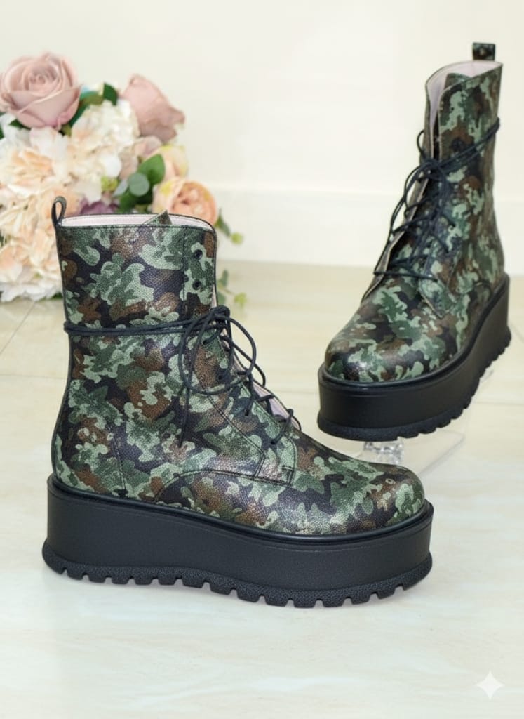 -Material: Piele Naturala
-Culoare:&nbsp;Verde multicolor
-Tip: Bocanci
-Stil: Casual

- Bocanci piele naturala&nbsp;verde multicolor sarpe
- Bocanci cu siret , inaltime gheata de la talpa in sus 22 cm
- Talpa kaki , varf rotund, interior cu burete special, interior piele naturala bej&nbsp; &nbsp; &nbsp; &nbsp; &nbsp; &nbsp; &nbsp; &nbsp; &nbsp; &nbsp; &nbsp;-Talpa inaltime 6 cm
- Schimb&nbsp; gratuit
* Masuratori realizeaza pentru marimea 37