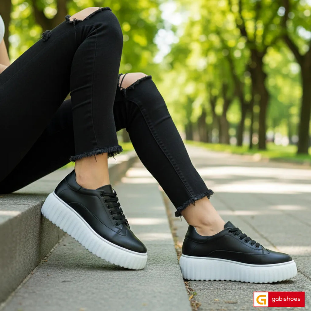 Material: Piele Naturala
Culoare: Neagra
Tip: Pantofi
Stil: Casual

- Pantofi piele naturala neagra , pantofi cu siret&nbsp;
- Pantofi cu burete special extra-confort
- Talpa alba&nbsp; , varf rotunt, brant interior cu burete special , mesina naturala
- Inaltime talpa : 5.5 cm in spate si 5 cm in fata, talpa usoara , Spuma ,talpa usoara 35=22,9cm:36=23,6cm:37=24,3cm:38=25,2cm:39=25,7:40=26,4cm
*Masuratori realizate pentru marimea 37