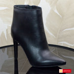 Material: Piele Naturala
Culoare: Neagra
Tip: Ghete&nbsp;
Stil: Casual&nbsp;

- Ghete piele naturala neagra
- Ghete cu fermoar, inaltime gheata de la talpa in sus 11 cm :la cerere mesina naturala complet +35 lei
- Talpa neagra, varf rotunt, interior brant cu burete special, mesina naturala cu material textil
- Inaltime Talpa 10 cm toc , talpa usoara , antiderapanta&nbsp;
- Schimb gratuit&nbsp;
* Masuratori realizeaza pentru marimea 37