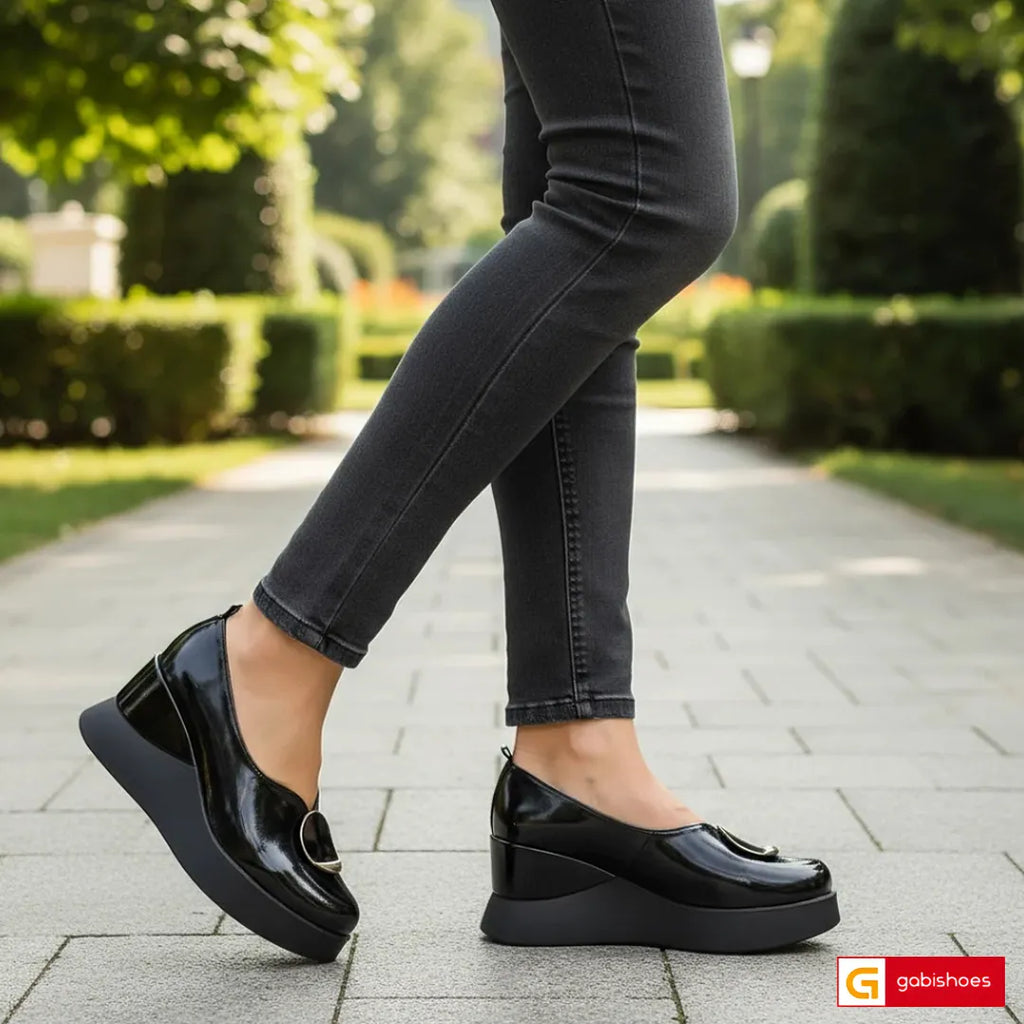 Material: Piele Naturala
Culoare: Negru
Tip: Pantofi
Stil: Casual

- Pantofi piele naturala negru lucios ,pantofi cu ornament negru cu auriu
- Pantofi cu burete special extra-confort
- Talpa neagra , varf rotunt, brant interior cu burete special , mesina naturala neagra - Inaltime talpa : 7 cm spate si 2, cm fata , talpa usoara , calapod comod
- Schimb gratuit
*Masuratori realizate pentru marimea 37