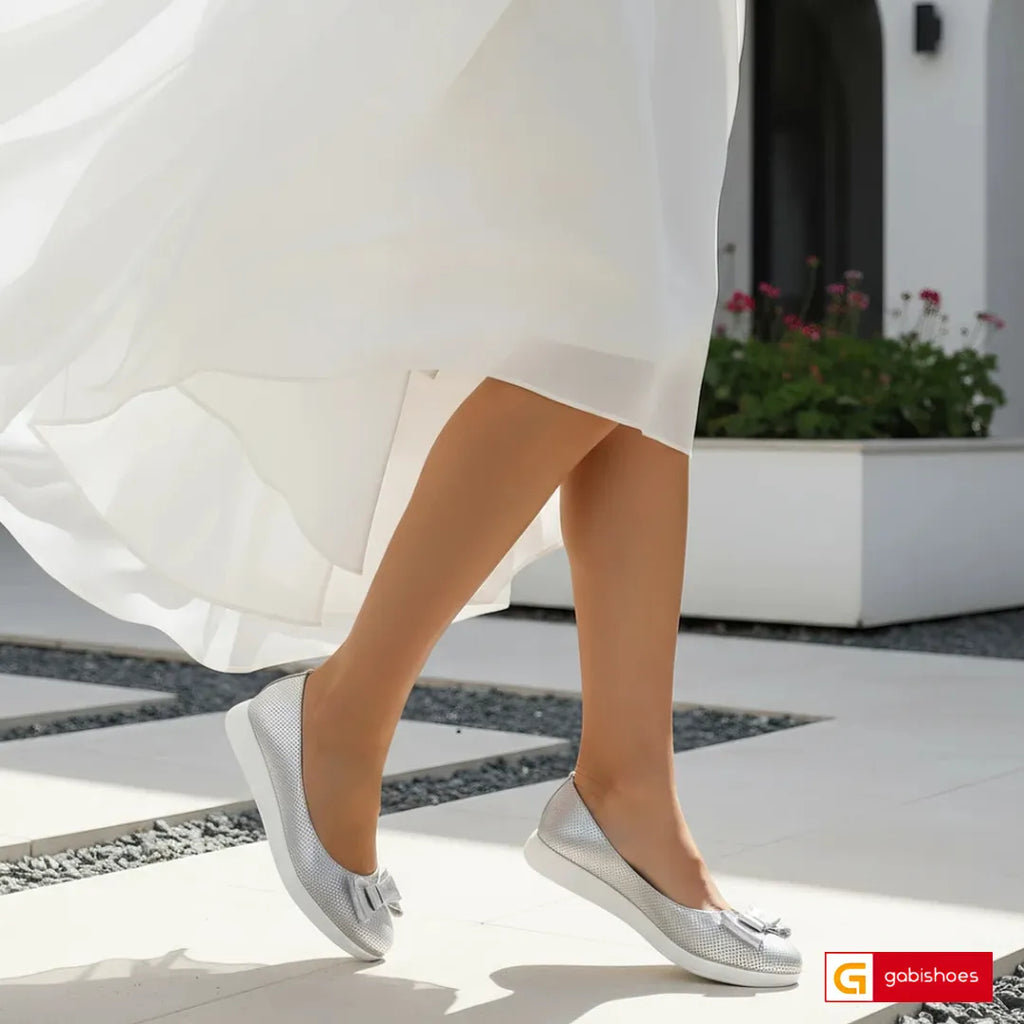 Material: Piele Naturala
Culoare: Argintie&nbsp;
Tip: Pantofi 1069-6
Stil: Balerini&nbsp;

- Balerini piele naturala argintie cu gaurele model
- Balerini cu burete special extra-confort
- Talpa alba, varf rotund, brant interior cu burete special mesina naturala bej
- Inaltime talpa : 2 cm
- Schimb gratuit
*Masuratori realizate pentru marimea 37