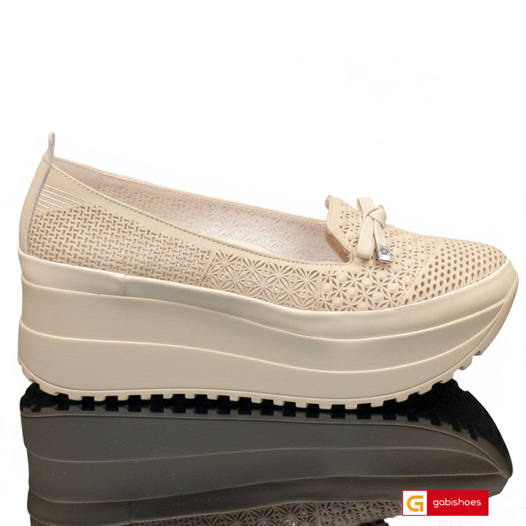 Material: Piele Naturala&nbsp;
Culoare: Bej
Tip: Pantofi
Stil: Casual

- Pantofi piele naturala bej si piele naturala bej cu model&nbsp;
- Pantofi cu burete special extra-confort
- Talpa bej&nbsp; , varf rotunt, brant interior cu burete special , mesina naturala
- Inaltime talpa : 5.5 cm ,talpa foarte usoara
- Schimb gratuit
*Masuratori realizate pentru marimea 37