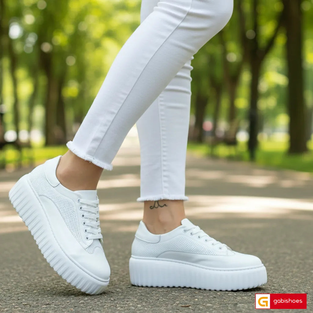 Material: Piele Naturala
Culoare: Alba
Tip: Pantofi
Stil: Casual

- Pantofi piele naturala alba , pantofi cu siret&nbsp;
- Pantofi cu burete special extra-confort
- Talpa alba&nbsp; , varf rotunt, brant interior cu burete special , mesina naturala bej
- Inaltime talpa : 5 cm in spate si 4,5 cm in fata, talpa usoara , Spuma ,talpa usoara&nbsp;
*Masuratori realizate pentru marimea 37