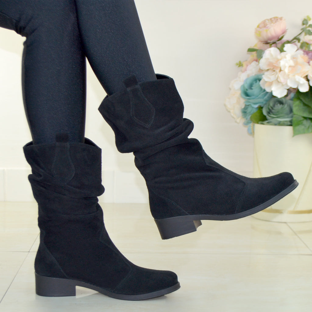 Material: Piele Naturala Intoarsa
Culoare:&nbsp;Negru
Tip:&nbsp;Ghete Dama
Stil:&nbsp;Casual
-&nbsp;Ghete piele naturala intoarsa neagra
-&nbsp;Ghete&nbsp;fara fermoar&nbsp; ,tubular&nbsp;
- Talpa negru cu riduri antiderapante, varf ascutit
- Inaltime : 27 cm ,toc 3 cm
- Interior mesina naturala neagra cu material textil negru.&nbsp; La cerere se poate face si cu mesina naturala +25 lei
*Masuratori realizate pentru marimea 37