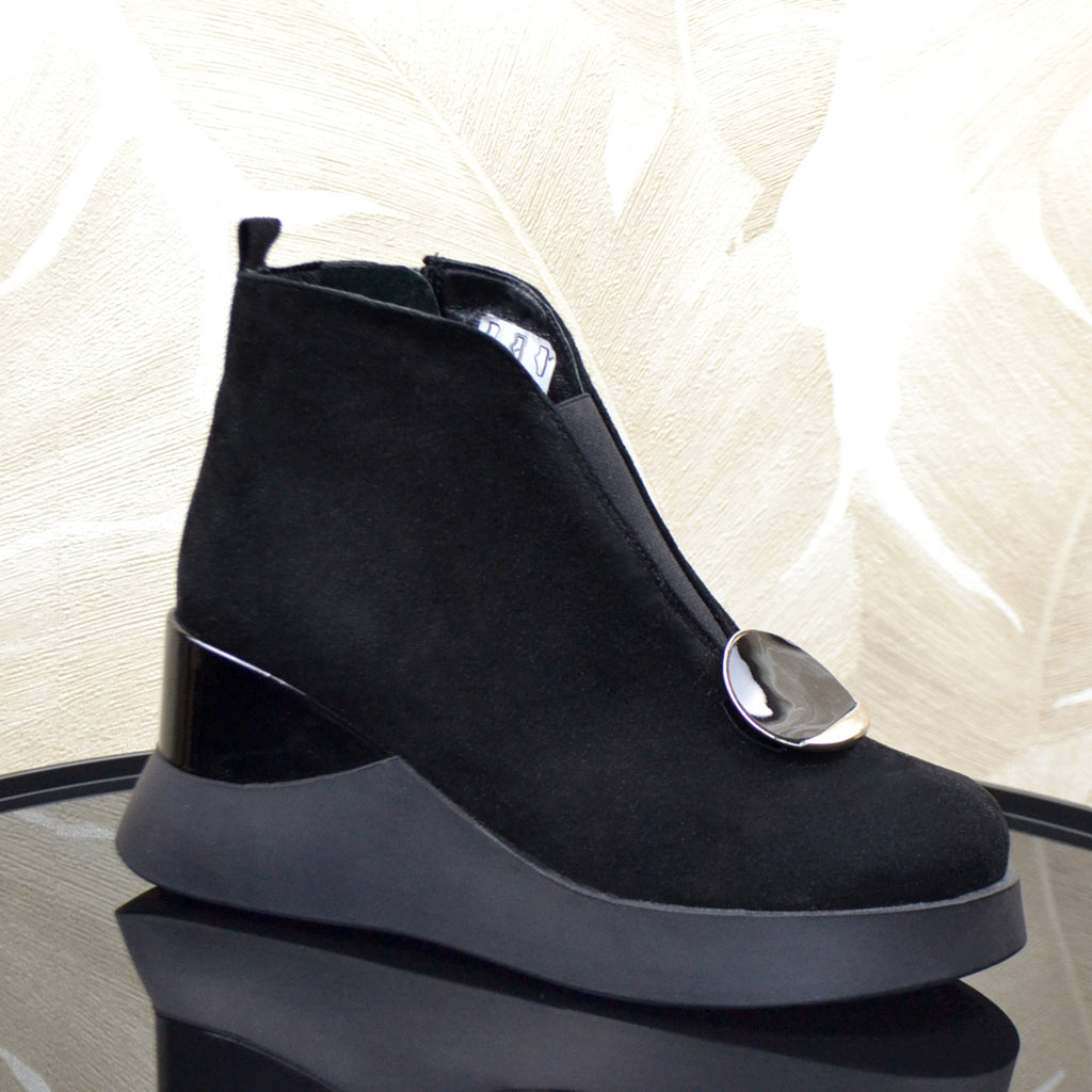 -Material: Piele Naturala Intoarsa
-Culoare: Neagra
-Tip: Ghete
-Stil: Casual

- Ghete piele naturala&nbsp;intoarsa neagra
- Ghete cu fermoar si elastic , si ornament stralucitor
- Talpa neagra, varf rotund , brant interior cu burete special,
- Inaltime talpa : 7 cm spate si 2, cm fata , talpa usoara
- Schimb gratuit
* Masuratori realizate pentru marimea 37